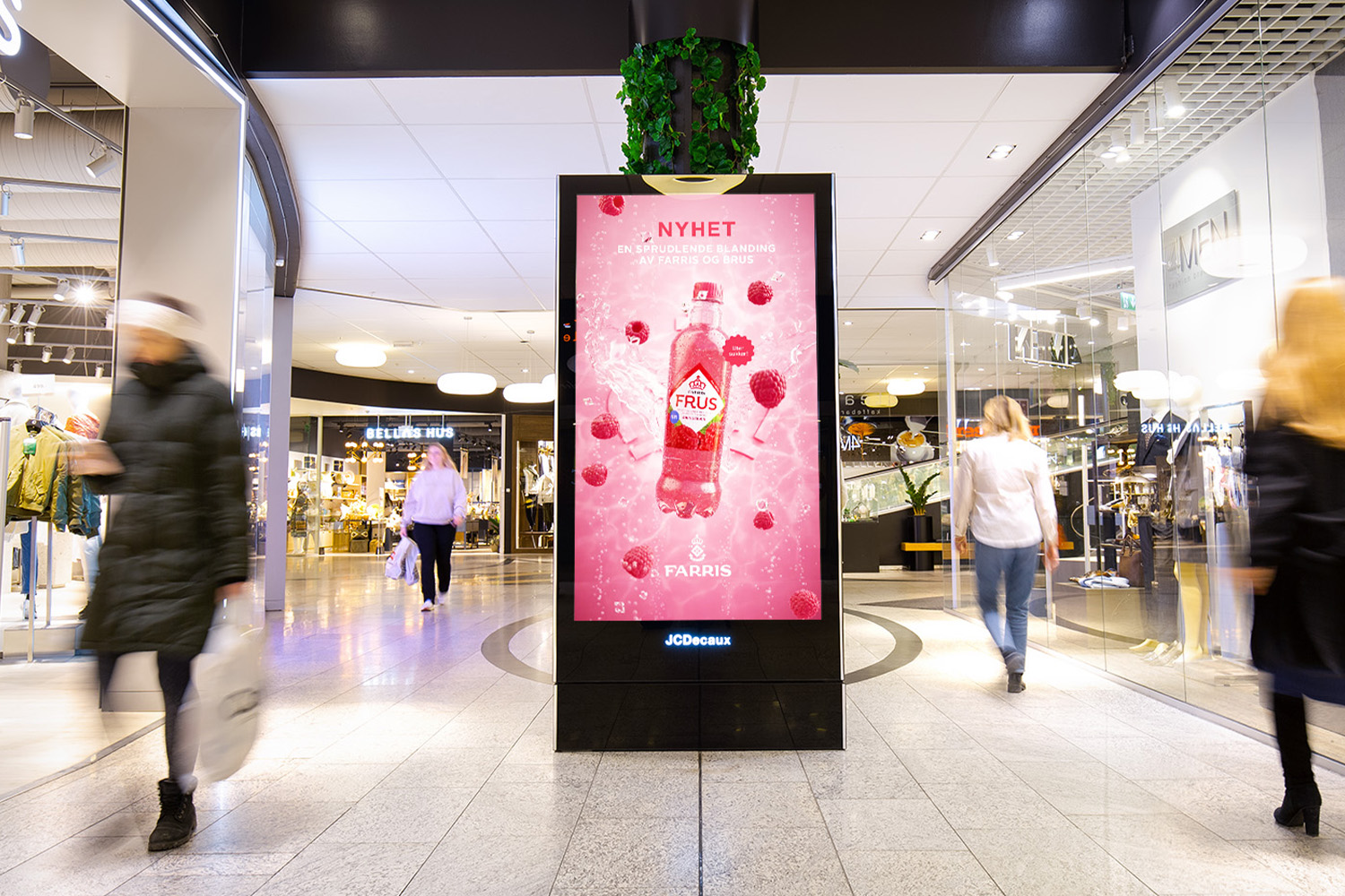 Digital reklameskjerm på kjøpesenter. 