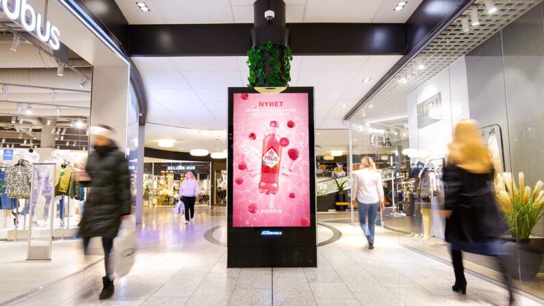 Reklame for Frus på digital JCDecaux skjerm inne på kjøpesenter.