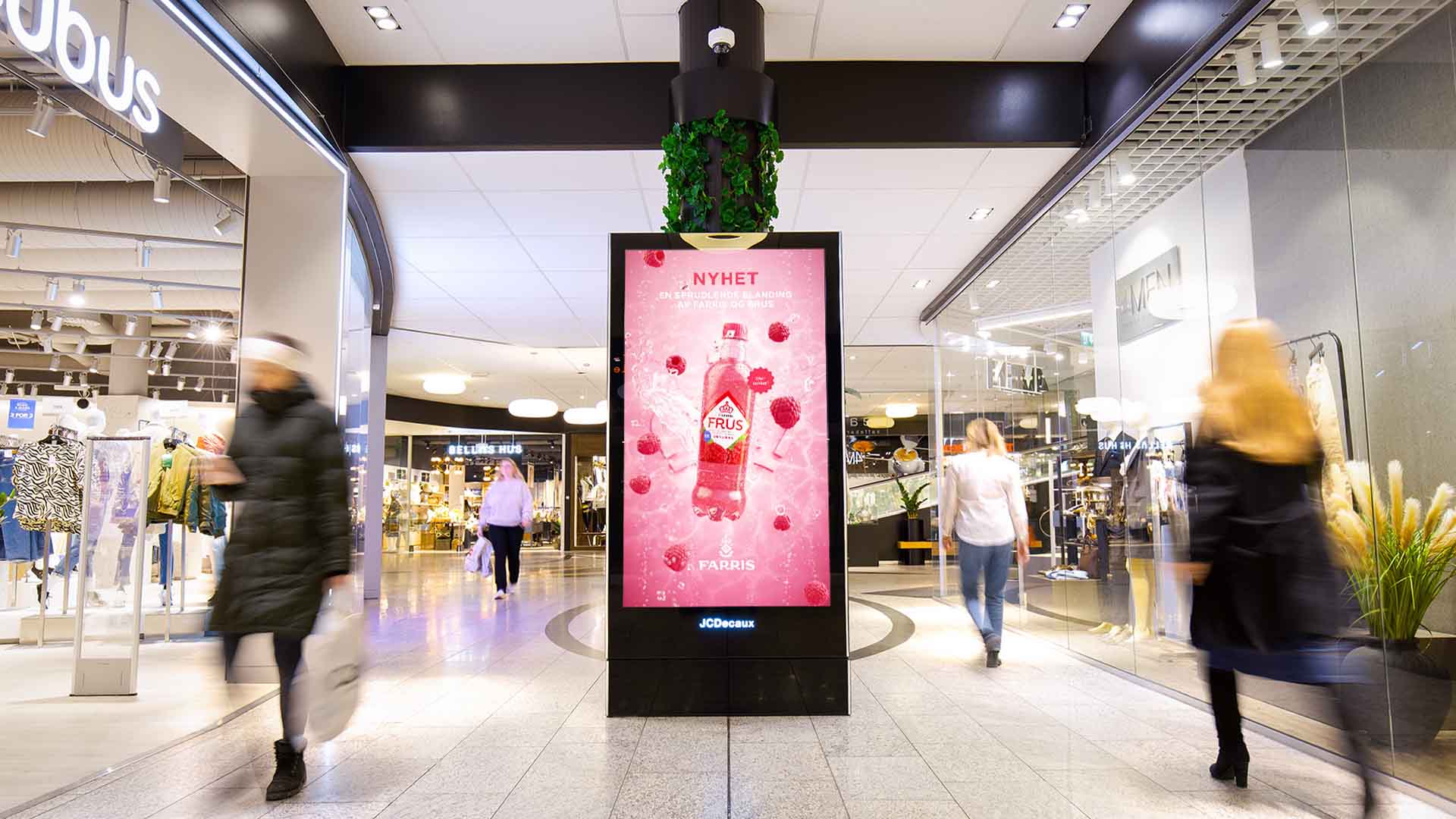 JCDecaux-Shopping-Reklame-Frus Reklame for Frus på digital JCDecaux skjerm inne på kjøpesenter.