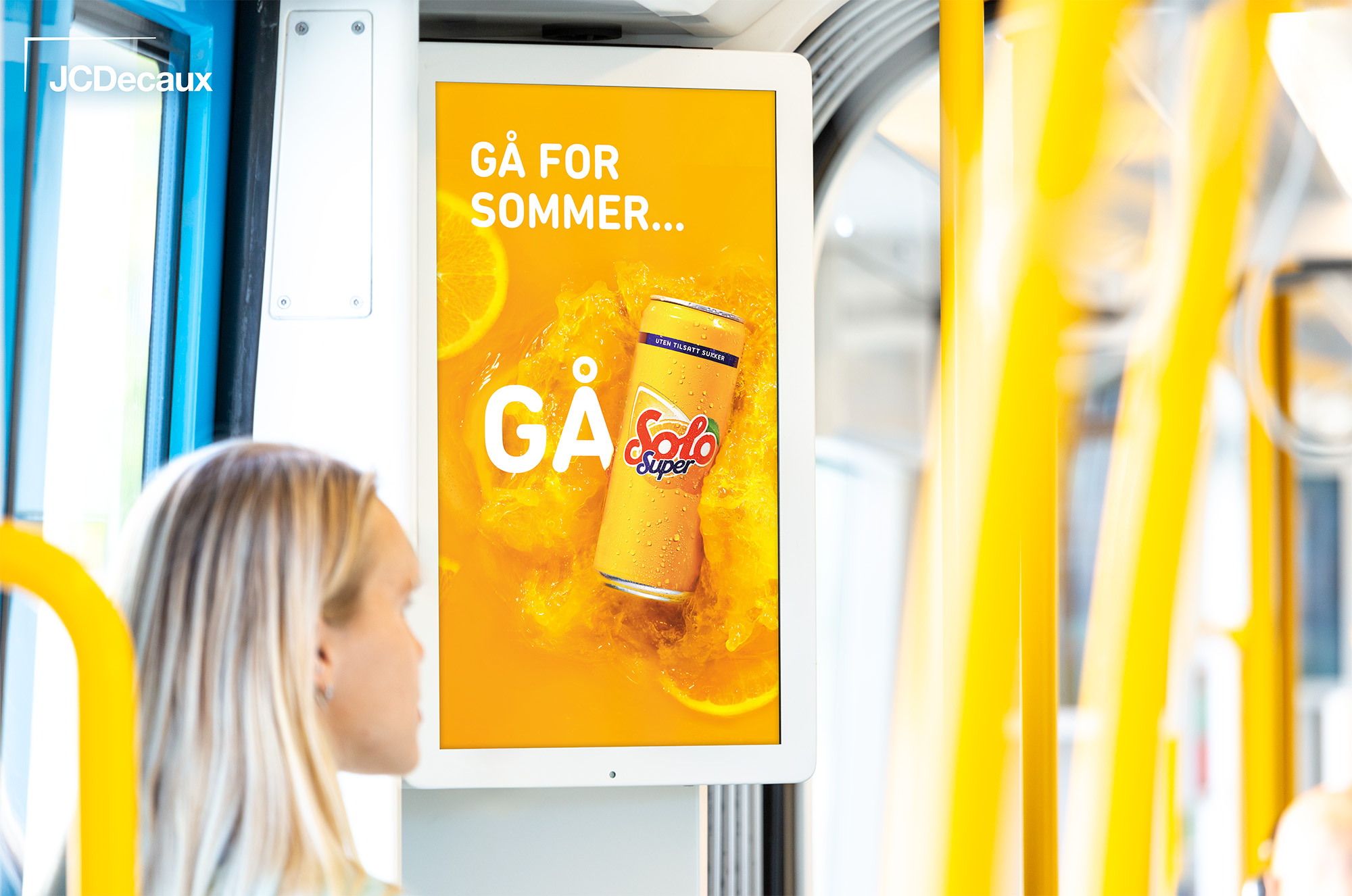 Sporveien-Trikk-Innvendig-Digitalt-1 Digital reklameskjerm på trikk med reklame for Solo.