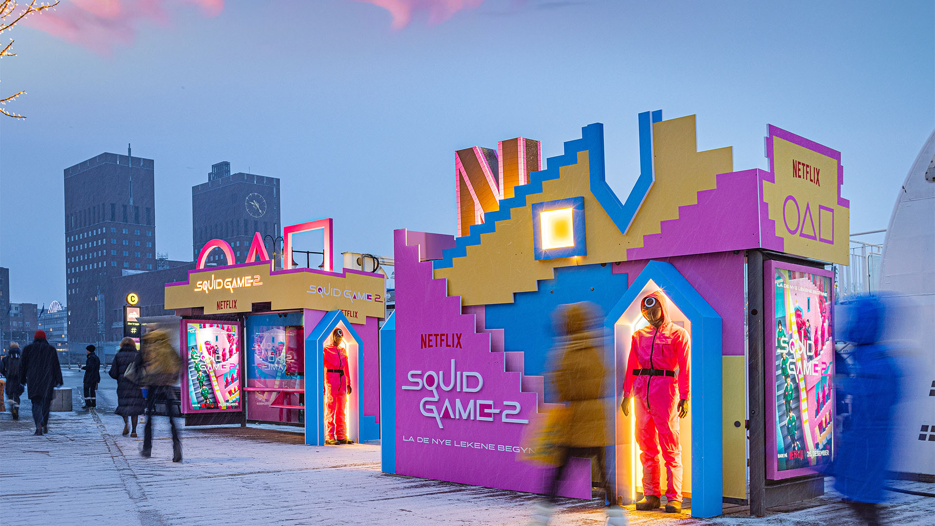 Helfoliert leskur på Aker Brygge, designet som et landemerke fra Squid Game.