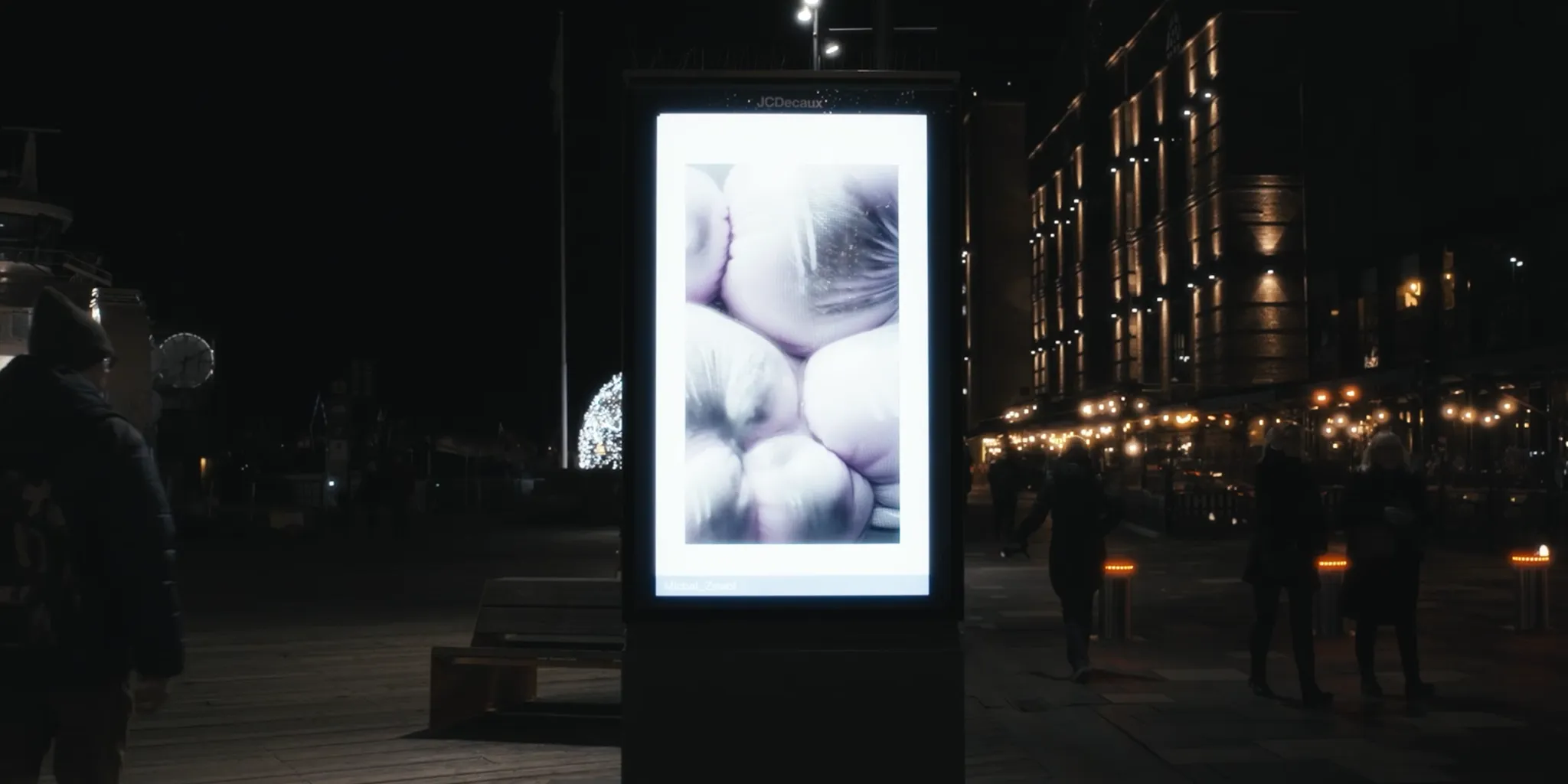 JCDecaux-Uppercase-Outofoffice Digital kunstutstilling på Aker Brygge.