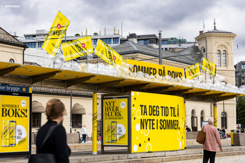 Schweppes bobler over leskuret på Aker Brygge.