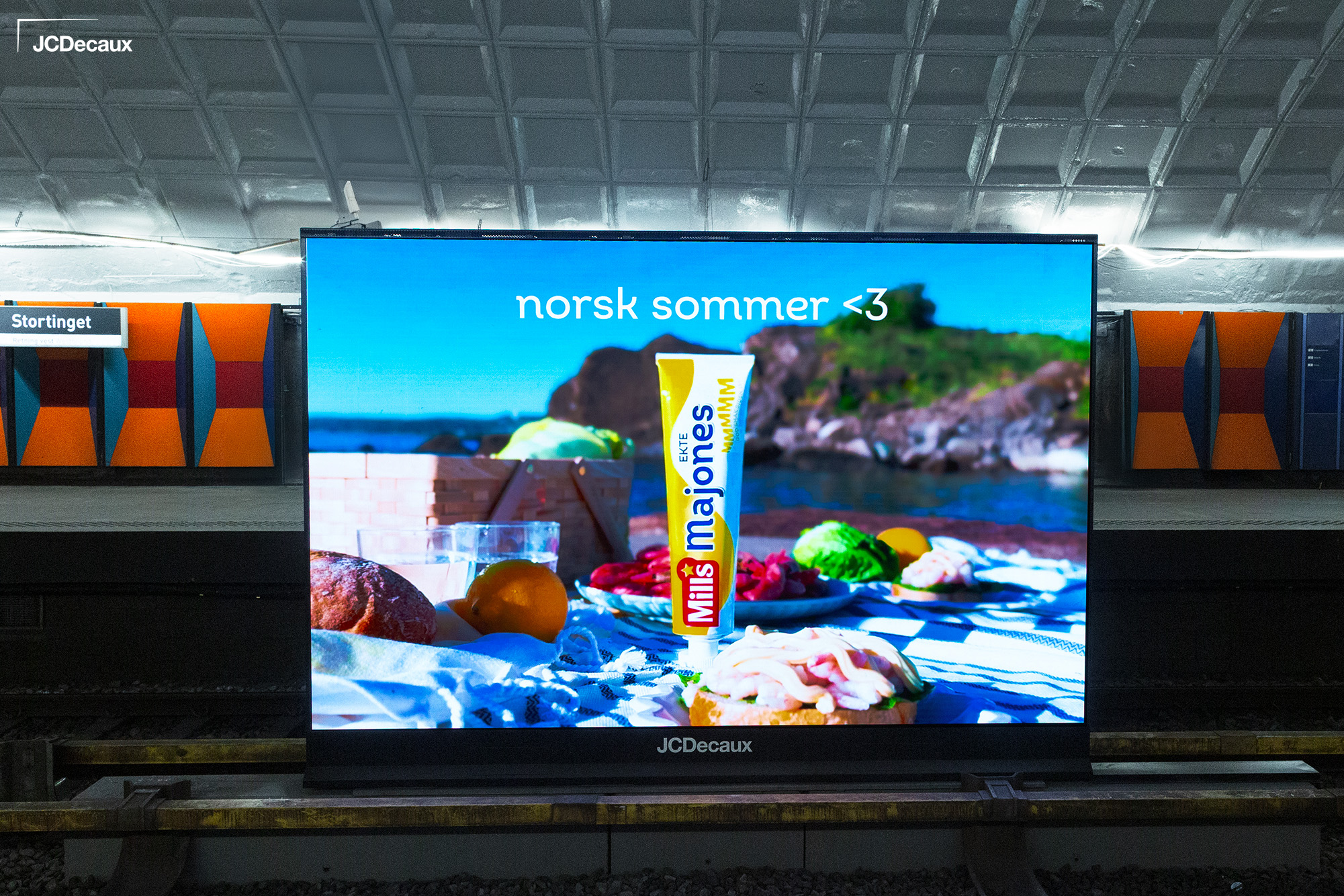 JCDecaux-Mills-Digitalt-Xtrack Mills sommerkampanje på Stortinget T-banestasjon.