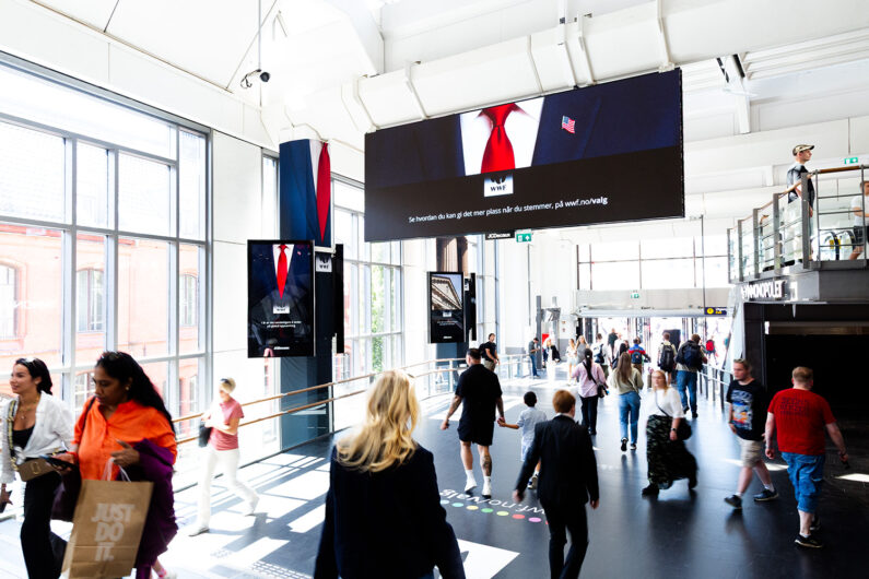 Reklame for WWF på Oslo S Entrance. 