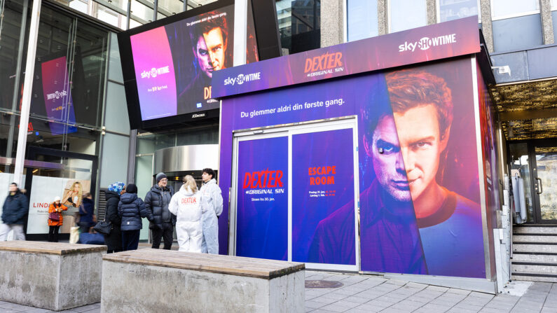 Showcase av Dexter som reklame for Sky Showtime utenfor Oslo City.