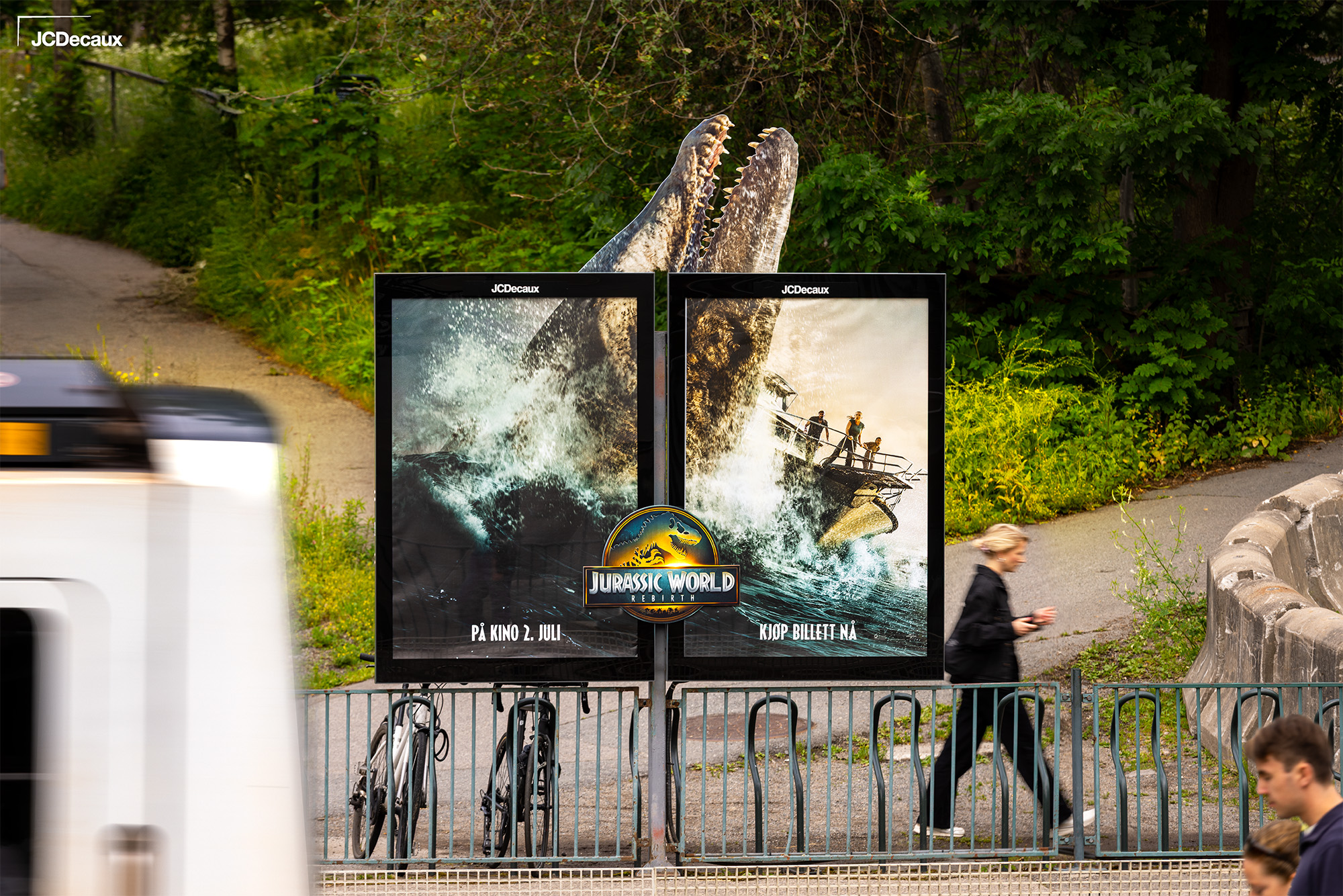 Reklame for kinofilmen Jurassic World med ut-av-format løsning.
