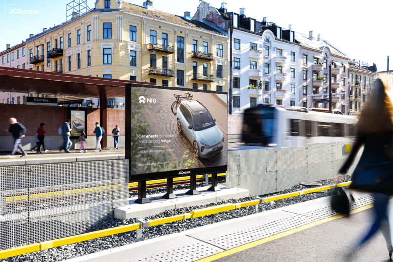 Stor LED-reklameskjerm på Majorstuen T-banestasjon.