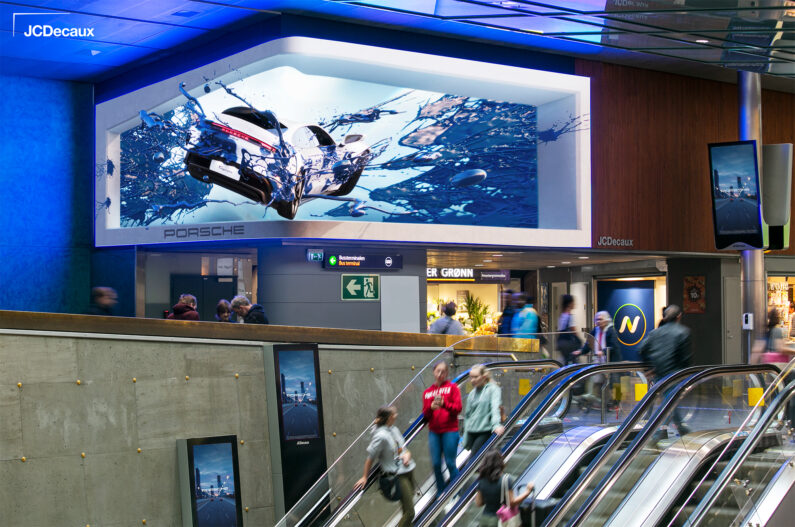 Oslo S Curved digitalskjerm med reklame for Porsche.