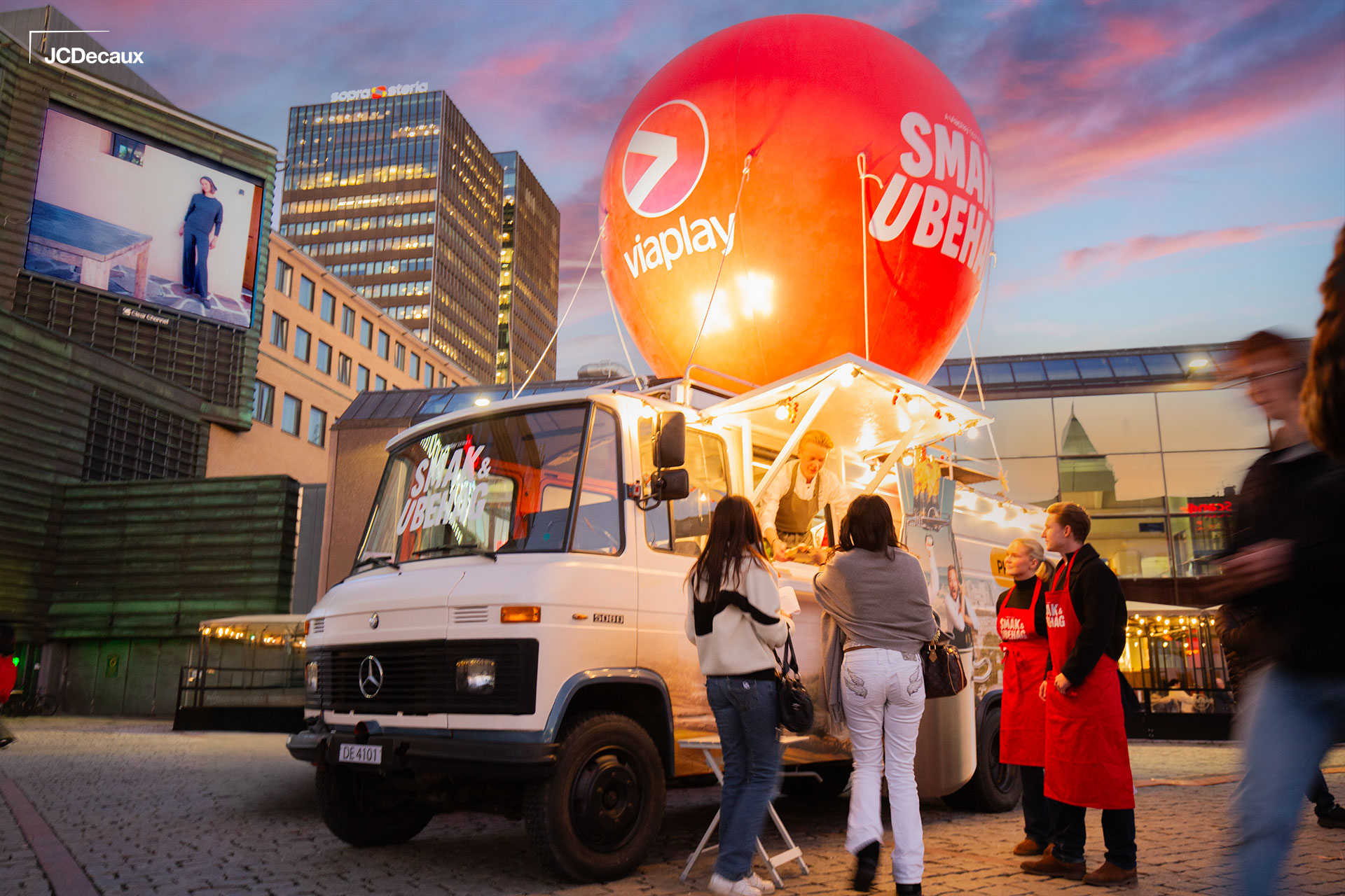 Reklame installasjon for Viaplays nye serie "Smak & Ubehag" med foodtruck og luftballong på Øvre Torg.