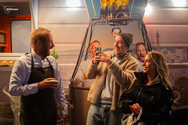 Kjartan Skjelde, Bernt Hulsker og Aurora Gude står foran foodtruck og tar bilder for å promoterer Viaplays nye serie "Smak og Ubehag".