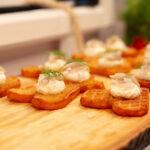 Potetvafler med surstrømming og pepperrotkrem.