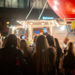 Mange mennesker som tar bilder av Viaplays foodtruck på Øvre Torg.