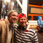 Bernt Hulsker tar bilde med en av tilskuerne foran Viaplays foodtruck.