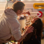 Frank Løke mater en av tilskuerne på Øvre Torg med surstrømming foran Viaplays foodtruck.