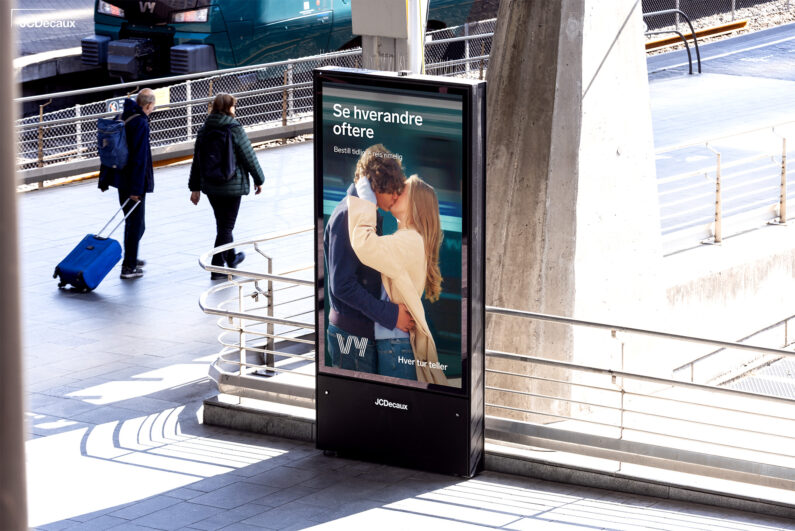 Reklame for VY på Oslo S togperrong.